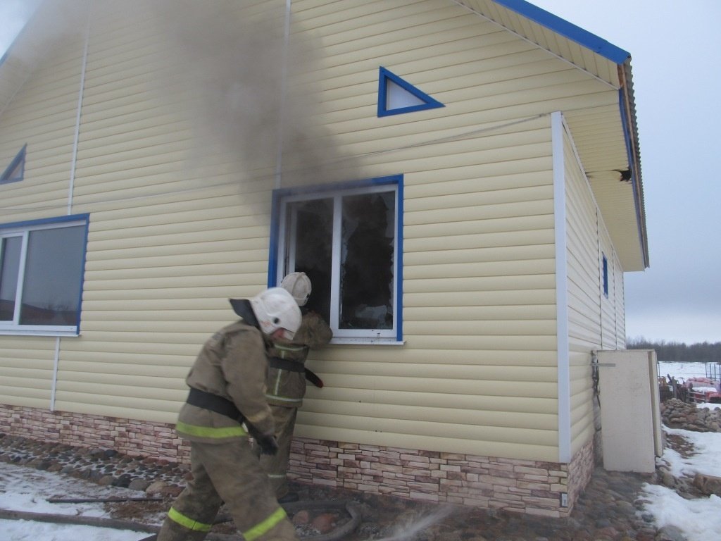 Пожарно-спасательные подразделения ликвидировали пожар в г. Сегеже.